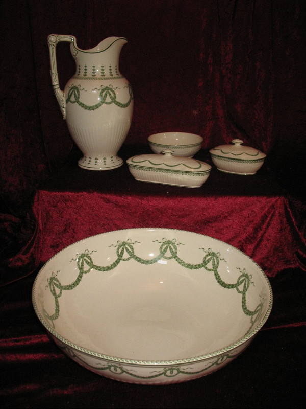 Servizio da toilette in maiolica Sarreguemines, stile Luigi XVI del XIX secolo, decorazione in alloro