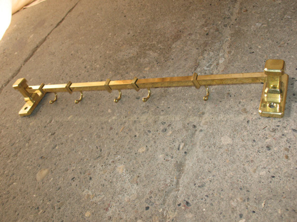 Wandregal für Küchen- oder Badutensilien aus Messing und Bronze. Art Deco