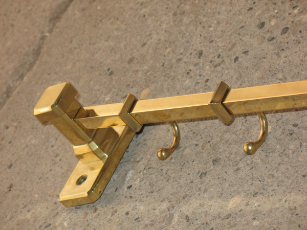 Wandregal für Küchen- oder Badutensilien aus Messing und Bronze. Art Deco