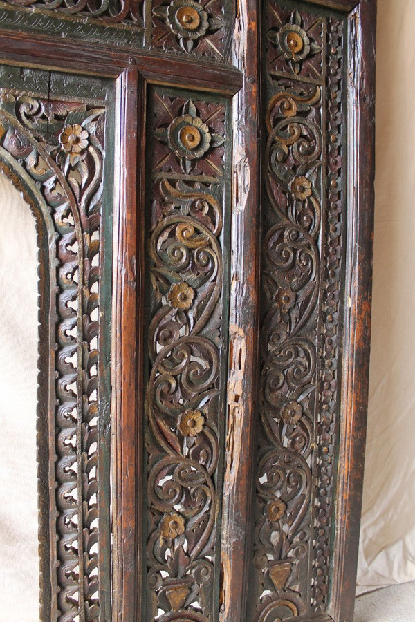 Façade de cheminée polychrome sculptée et ajourée époque 18ème Origine Alsace