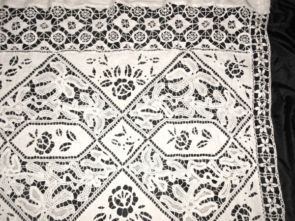 Large Luxeuil and Richelieu lace curtain, 19th century
