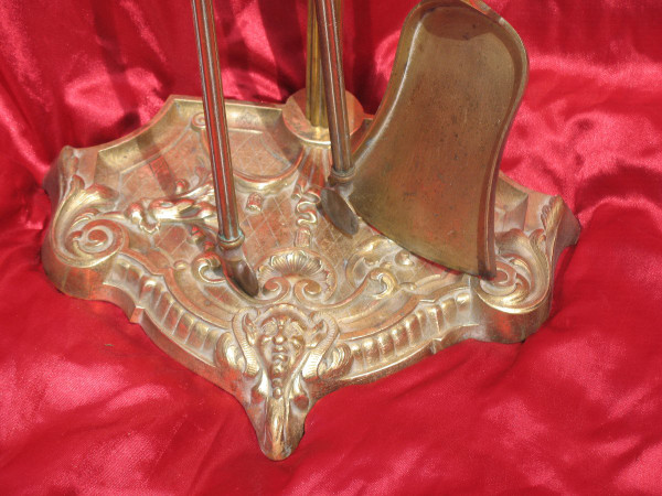 Bronze servant fireplace set with shovel and tweezers, 19th century