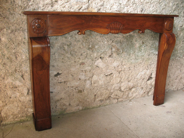 Crossbow-shaped fireplace and curved legs in walnut, Art Deco period