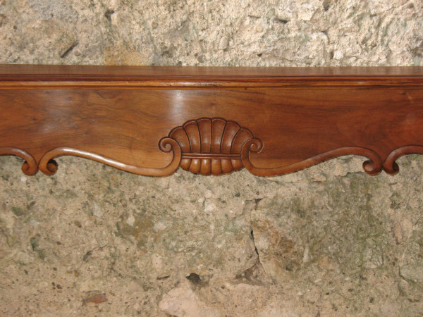 Crossbow-shaped fireplace and curved legs in walnut, Art Deco period