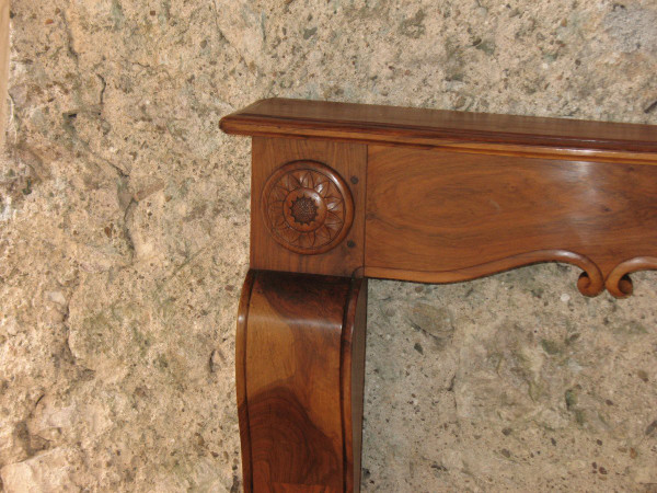 Crossbow-shaped fireplace and curved legs in walnut, Art Deco period