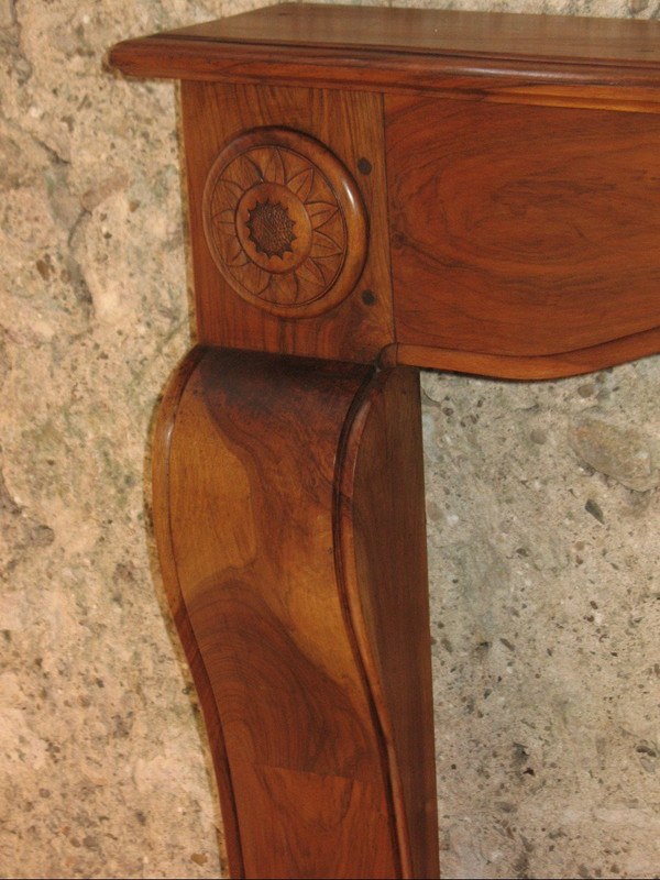 Crossbow-shaped fireplace and curved legs in walnut, Art Deco period
