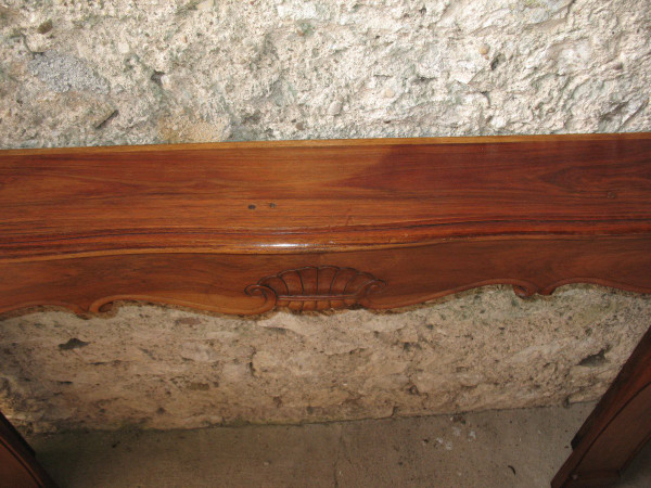 Crossbow-shaped fireplace and curved legs in walnut, Art Deco period