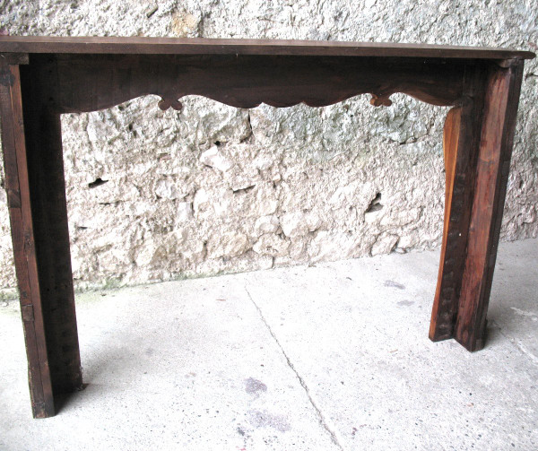 Crossbow-shaped fireplace and curved legs in walnut, Art Deco period