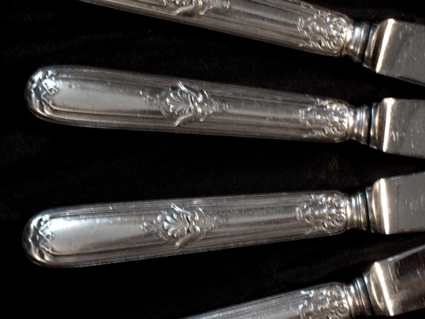 24 silver plated knives with shell decor from Pradel Goléo in Montpellier