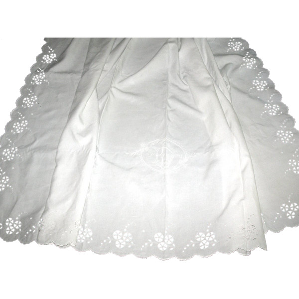 Drap de mariage en fil avec retour en broderie anglaise à décor de fleurs initiales brodées LD