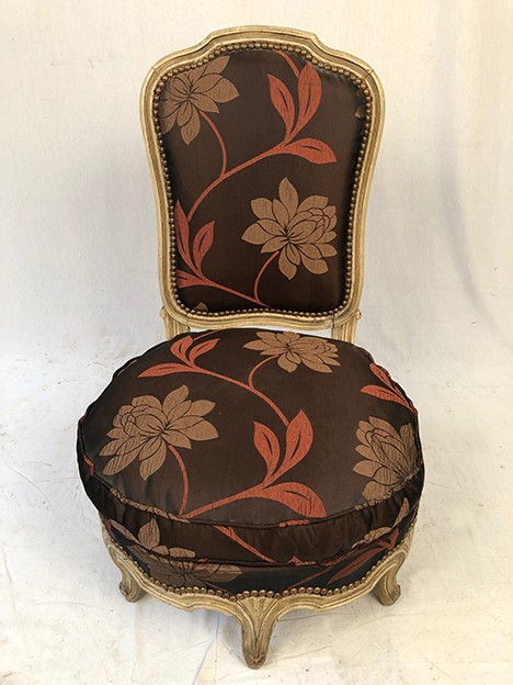 Chauffeuse de style Louis XV, bois laqué crème, XXe