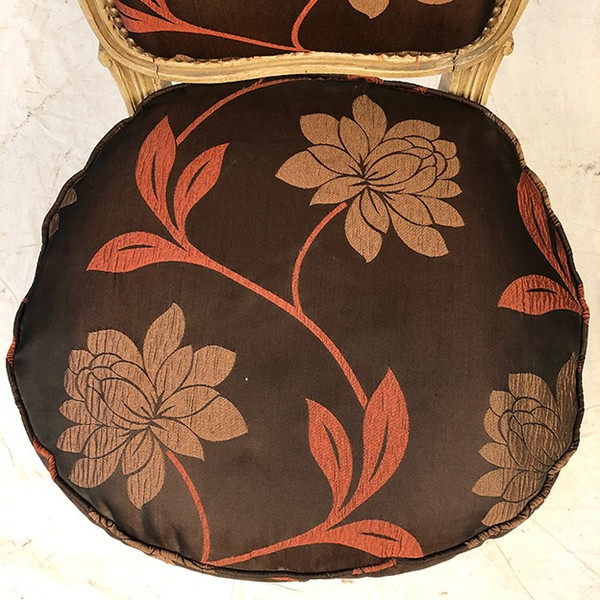 Chauffeuse de style Louis XV, bois laqué crème, XXe