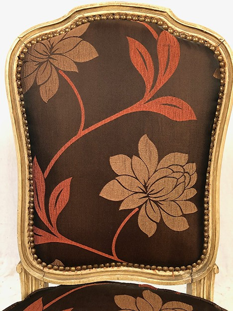 Chauffeuse de style Louis XV, bois laqué crème, XXe