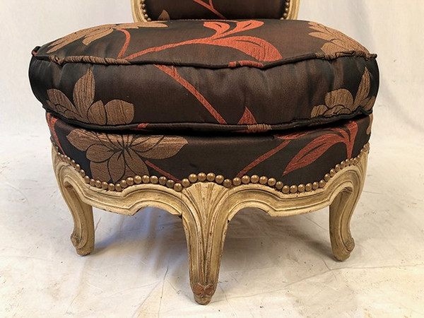 Chauffeuse de style Louis XV, bois laqué crème, XXe