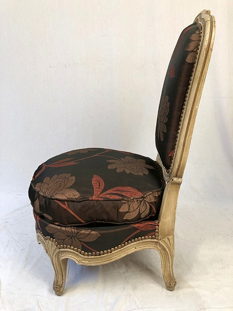 Chauffeuse de style Louis XV, bois laqué crème, XXe