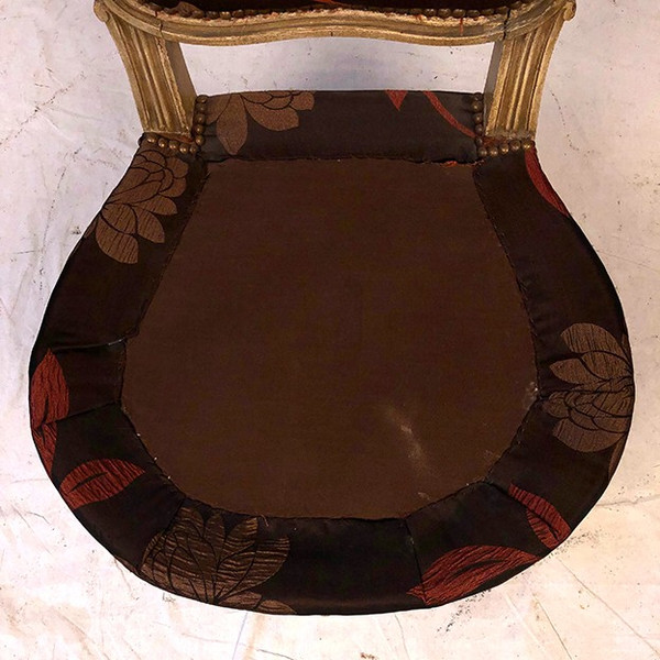 Chauffeuse de style Louis XV, bois laqué crème, XXe