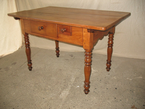Table in blond cherry wood Swiss origin, early 19th century