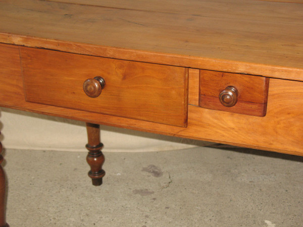 Table in blond cherry wood Swiss origin, early 19th century