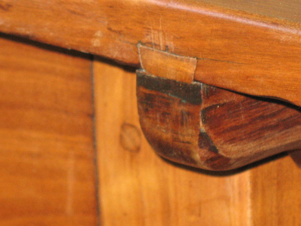 Table in blond cherry wood Swiss origin, early 19th century