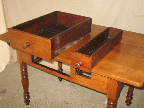 Table in blond cherry wood Swiss origin, early 19th century