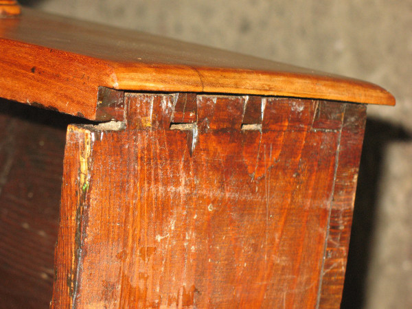 Table in blond cherry wood Swiss origin, early 19th century
