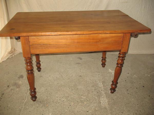 Table in blond cherry wood Swiss origin, early 19th century