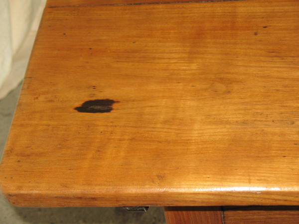 Table in blond cherry wood Swiss origin, early 19th century