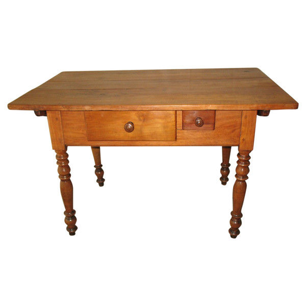 Table in blond cherry wood Swiss origin, early 19th century