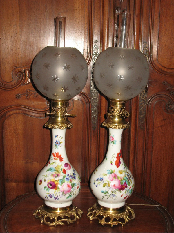 Pair of large lamps in Paris porcelain and gilded bronze, 19th century