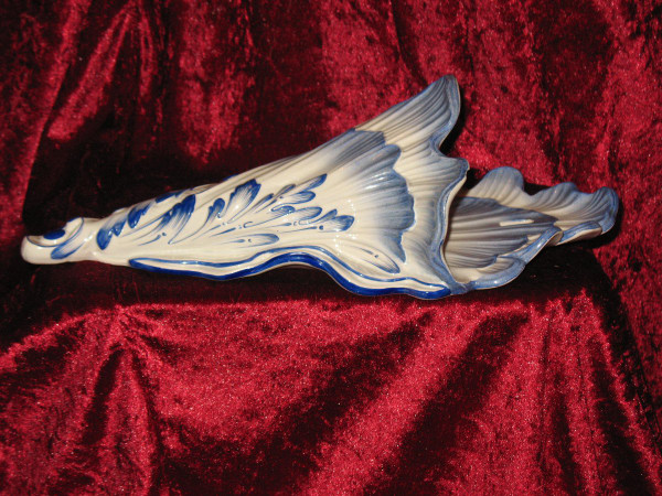 Bouquetière da parete in maiolica di Gien, XIX secolo