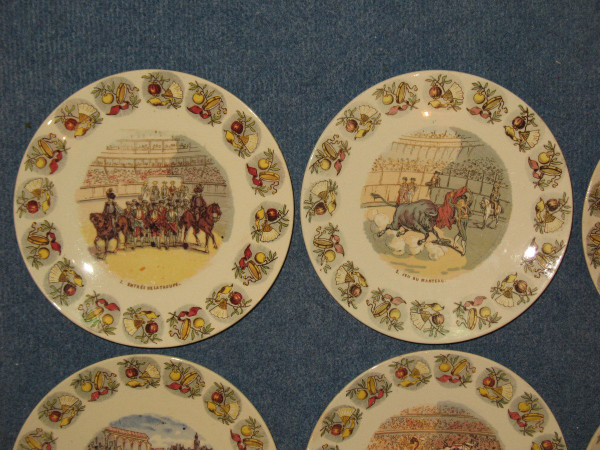Suite di 12 piatti in terracotta di Sarreguemines sulla corrida in Spagna, XIX secolo