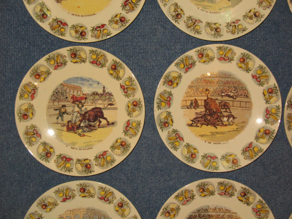 Suite di 12 piatti in terracotta di Sarreguemines sulla corrida in Spagna, XIX secolo