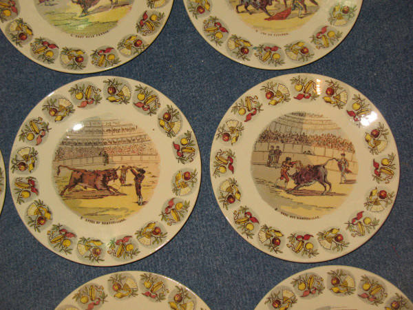 Suite di 12 piatti in terracotta di Sarreguemines sulla corrida in Spagna, XIX secolo