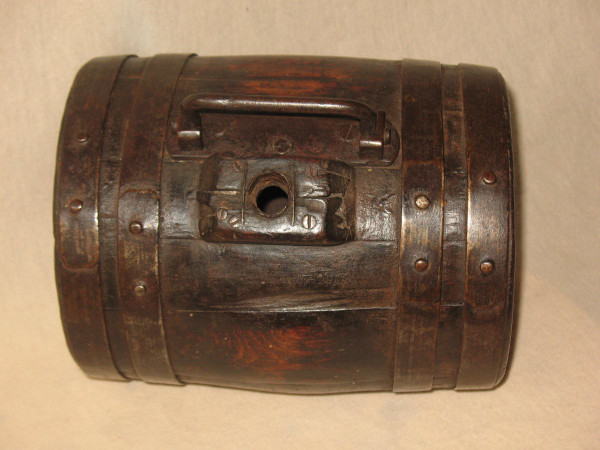 Kleines Winzerfass aus Holz, umrandet mit Eisen aus dem 19. Jahrhundert. Volkskunst der Ernte