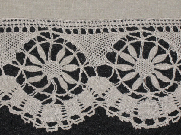 Yarn sheet with back in embroidery of days and bobbin lace at the beginning of the 20th century