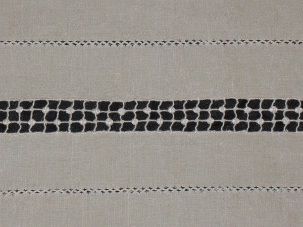 Yarn sheet with back in embroidery of days and bobbin lace at the beginning of the 20th century
