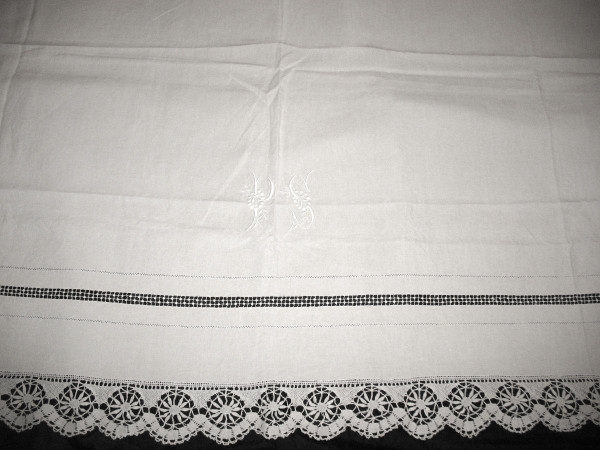 Yarn sheet with back in embroidery of days and bobbin lace at the beginning of the 20th century