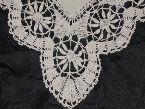 Yarn sheet with back in embroidery of days and bobbin lace at the beginning of the 20th century