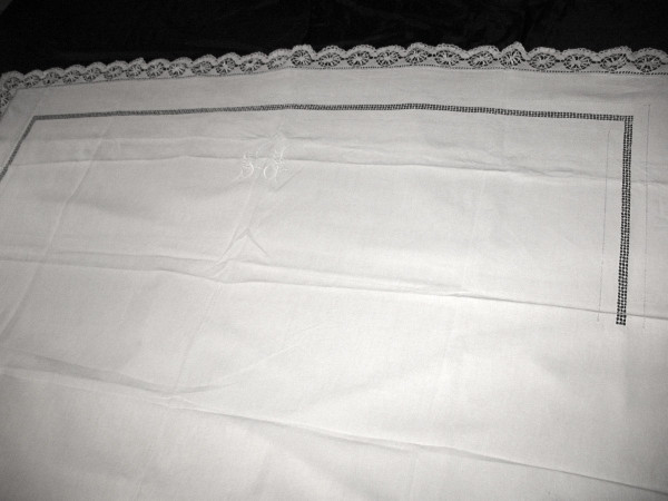 Yarn sheet with back in embroidery of days and bobbin lace at the beginning of the 20th century