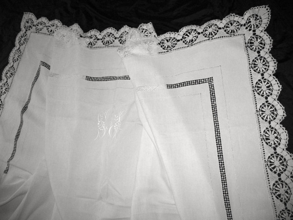Yarn sheet with back in embroidery of days and bobbin lace at the beginning of the 20th century