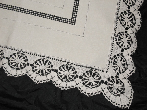 Yarn sheet with back in embroidery of days and bobbin lace at the beginning of the 20th century