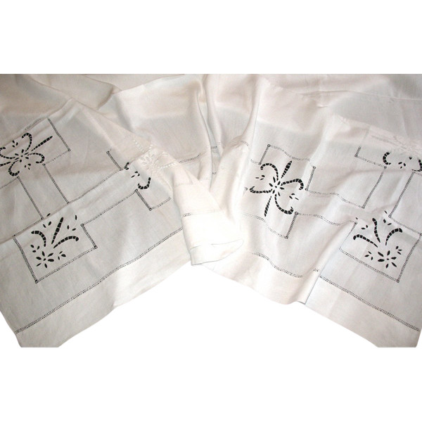 Sheet with back in Richelieu embroidery and handmade openwork decorated with fleur-de-lys