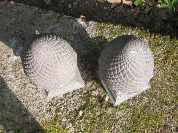 Sommità di pilastri in ghisa a forma di carciofo del XIX secolo