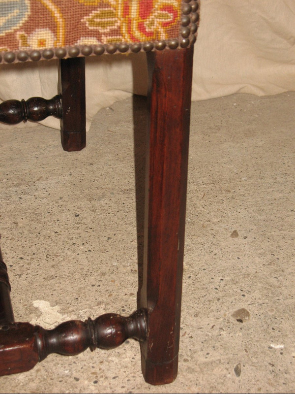 Coppia di poltrone Luigi XIII in noce con arazzo floreale e uccelli XVII secolo
