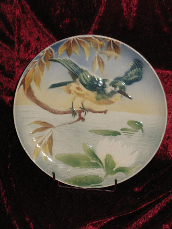 Coppia di piatti in terracotta di Lunéville con decorazione di uccelli alla moda, fine del XIX secolo
