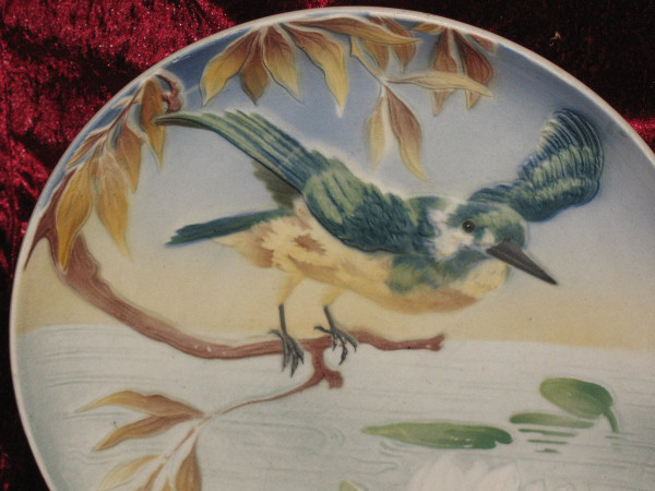 Coppia di piatti in terracotta di Lunéville con decorazione di uccelli alla moda, fine del XIX secolo