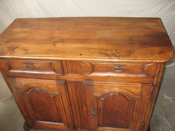 Piccolo buffet in noce biondo Luigi XIV con 2 ante 2 cassetti XVII secolo