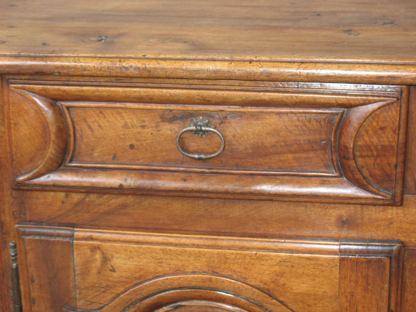 Piccolo buffet in noce biondo Luigi XIV con 2 ante 2 cassetti XVII secolo