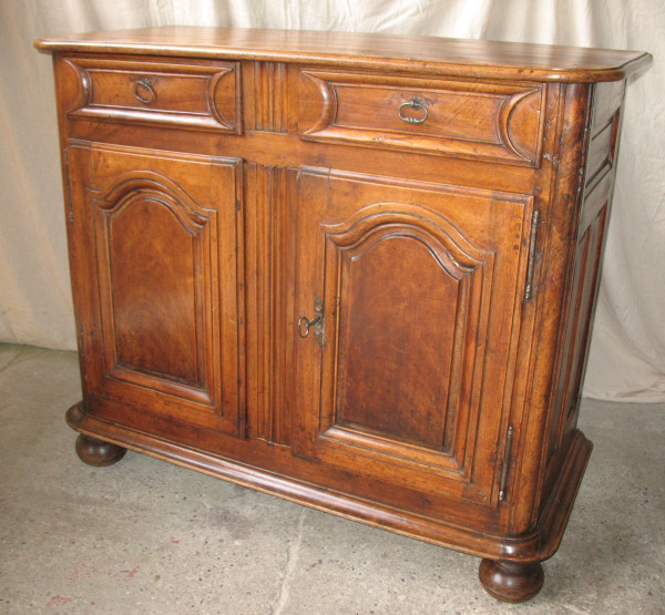 Piccolo buffet in noce biondo Luigi XIV con 2 ante 2 cassetti XVII secolo