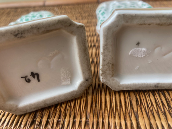 Paire de flacons en porcelaine de Paris